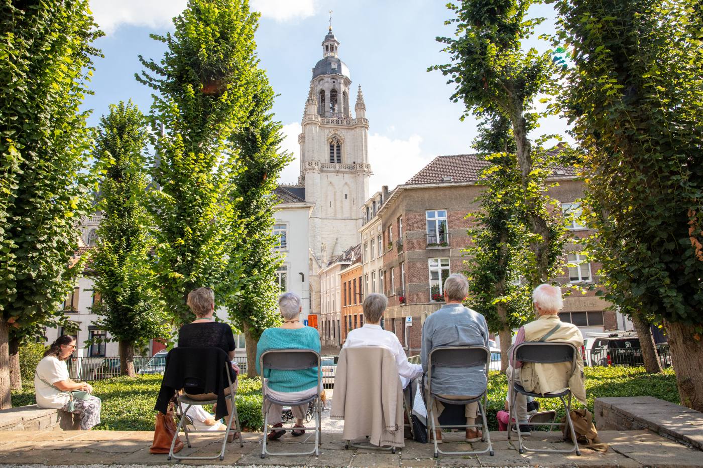 Toeschouwers op stoelen voor de Sint-Martinusbasiliek