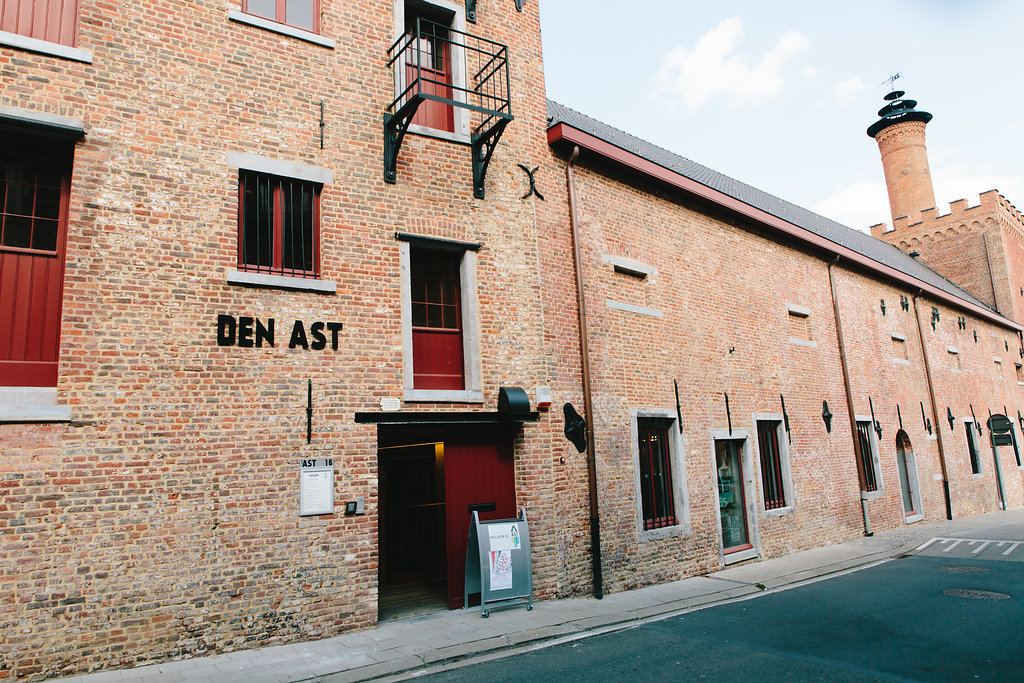 De gevel van streekmuseum Den Ast in Halle