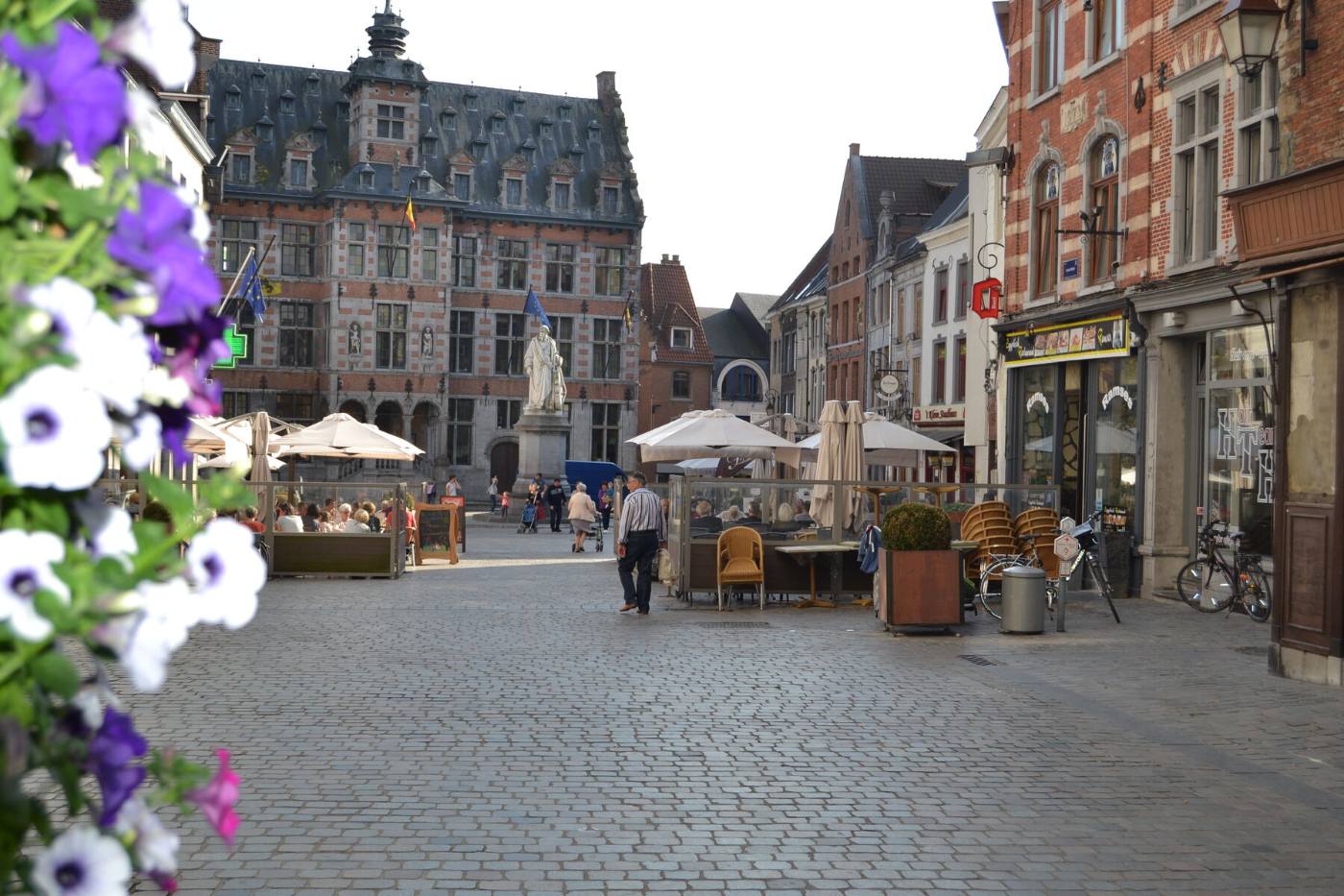 Terrassen op de Grote Markt voor het stadhuis van Halle